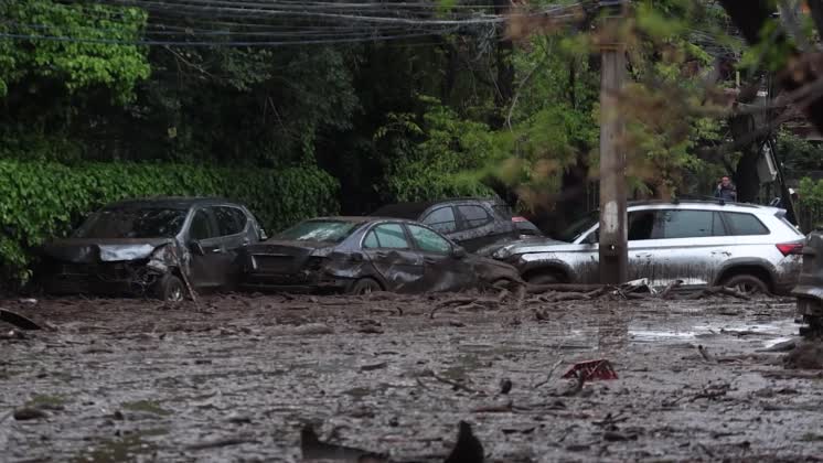 VIDEO: Chile declares yellow alert for Santiago region over heavy rainfall Chile declares yellow alert for Santiago region over heavy rainfall SHOTLIST:....SANTIAGO, CHILE (OCT. 9, 2026) (ANADOLU - ACCESS ALL)....1. SANTIAGO, CHILE - OCT. 9, 2026: Chile s government declared the eastern Santiago district of Las Condes a disaster zone on Friday after torrential rains triggered flash floods and mudslides, leaving at least six people injured and forcing evacuations.....The declaration allows public agencies to adopt extraordinary measures to coordinate emergency assistance, assess damage and support recovery efforts, according to local media reports.....The heavy rainfall on Thursday sent torrents of water and mud through streets, swept vehicles away and inundated homes in Las Condes, an affluent suburb of the capital.....The Mapocho River also overflowed, while flooding made roads impassable and prompted emergency crews to respond to calls for help.....The mayor of Las Condes, Catalina San Martin, said 14.4 centimeters (5.7 inches) of rain had fallen in recent days, around nine times the average October rainfall, leaving the ground saturated and raising the risk of further flooding and landslides.....At least six people were injured, including a one-year-old child who suffered fractures, according to local reports.....Firefighters rescued or evacuated more than 1,000 people as emergency teams worked to assist residents, clear debris and restore access to affected areas.....Chile s National Disaster Prevention and Response Service also declared a red alert for 10 municipalities in mountainous and foothill areas of the Santiago Metropolitan Region because of the risk of further landslides.....Authorities urged residents to follow official safety instructions as emergency services continued to assess the damage and respond to potential new incidents.....The flooding affected homes and infrastructure across the area, with emergency crews working to remove mud and debris from streets and help residents whose properties were damaged.....The disaster comes during the Southern Hemisphere s spring, when intense rainfall can trigger flash floods and landslides, particularly in areas where the ground has become saturated.....The government said the disaster-zone declaration would help coordinate public services and provide assistance to affected households as recovery efforts continued.