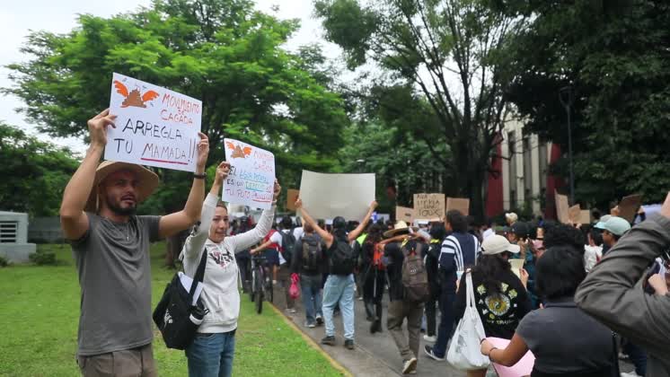 VIDEO: Guadalajara residents take to streets demanding clean and safe water Guadalajara residents take to streets demanding clean and safe water ....SHOTLIST:....GUADALAJARA, MEXICO (OCT. 11, 2026) (ANADOLU - ACCESS ALL)....1. VARIOUS OF DEMONSTRATORS CARRYING BANNERS DEMONSTRATORS MARCHING....2. SECURITY MEASURES....3. SOME DEMONSTRATORS HITTING BARRIER WITH ITEMS ON THEIR HANDS....4. VARIOUS OF TENSION BETWEEN DEMONSTRATORS AND POLICE CLASHES BETWEEN DEMONSTRATORS AND POLICE....5. VARIOUS OF DRONE SHOTS OF AREA POLICE INAREA PEOPLE IN AREAGUADALAJARA, MEXICO - OCT. 11, 2026: Demonstrators marched through the streets of Guadalajara, Jalisco state, Mexico, demanding clean and safe water during a massive rally on Sunday, Oct. 11.....Thousands of residents mobilized to protest the severe contamination affecting the metropolitan area s drinking water supply, demanding an urgent response from local and state authorities.....Riot police clashed with demonstrators outside the official Casa Jalisco residence during a protest over severe water contamination in Guadalajara, Mexico....Tensions flared outside the state governor s office as protesters, angered by the poor quality of drinking water in the metropolitan area, attempted to break through security lines.