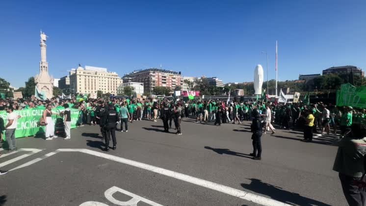 VIDEO: Students and teachers rally in Madrid as education strike continues Students and teachers rally in Madrid as education strike continues ....SHOTLIST:....MADRID, SPAIN (OCT. 15, 2026) (ANADOLU - ACCESS ALL)....1. VARIOUS OF DEMONSTRATORS CARRYING BANNERS DEMONSTRATORS MARCHING DEMONSTRATORS CHANTING SLOGANS....2. SIT-IN DEMONSTRATIONMADRID, SPAIN - OCT. 15, 2026: In the Spanish capital Madrid, an indefinite strike which was launched by teachers at the call of education unions continuing for a second day.....Students who skipped classes in support of the strike staged a demonstration in the city center alongside their teachers.....Teachers are demanding that more resources be allocated to public schools, class sizes to be reduced, and salaries to be increased as part of improvement of educational conditions in the region.