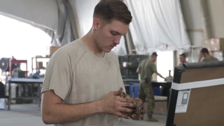 Video: U.S. Army Soldier cleaning part of Apache during Maintenance on ...