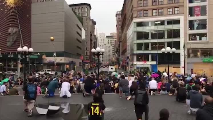 Video: US NY: BLM Protest – People Kneel In Silence For Breanna Taylor ...