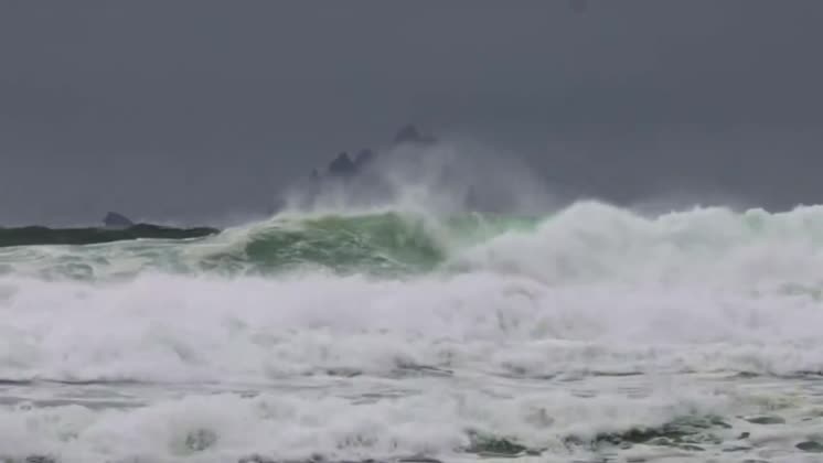 Video: Storm Kathleen ravages St. Finan’s Bay in Rathkieran, Ireland ...